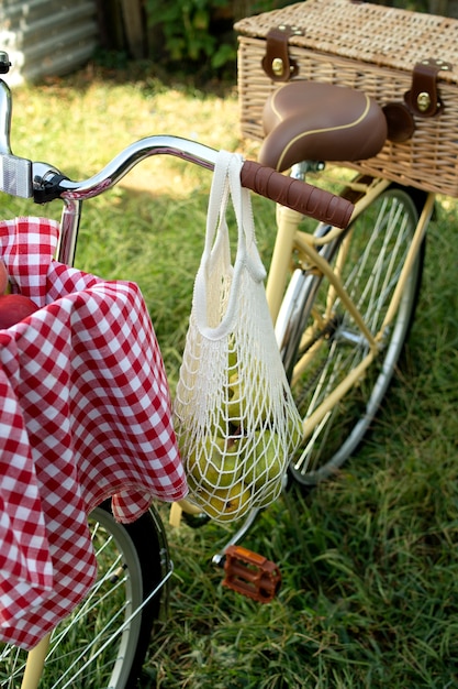 Foto gratuita natura morta del cestino della bicicletta