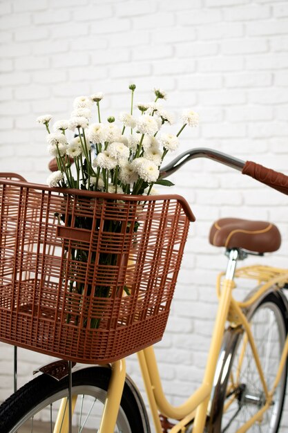 Foto gratuita natura morta del cestino della bicicletta