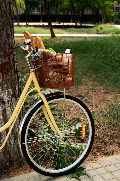 Foto gratuita natura morta del cestino della bicicletta