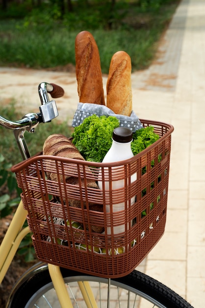 Foto gratuita natura morta del cestino della bicicletta