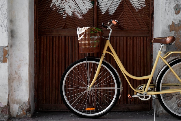 Foto gratuita natura morta del cestino della bicicletta