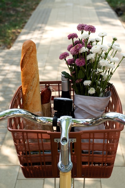 Foto gratuita natura morta del cestino della bicicletta