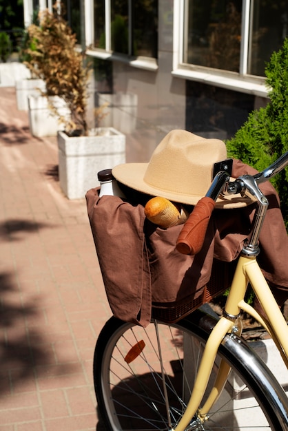 Foto gratuita natura morta del cestino della bicicletta