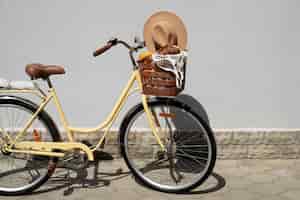 Foto gratuita natura morta del cestino della bicicletta