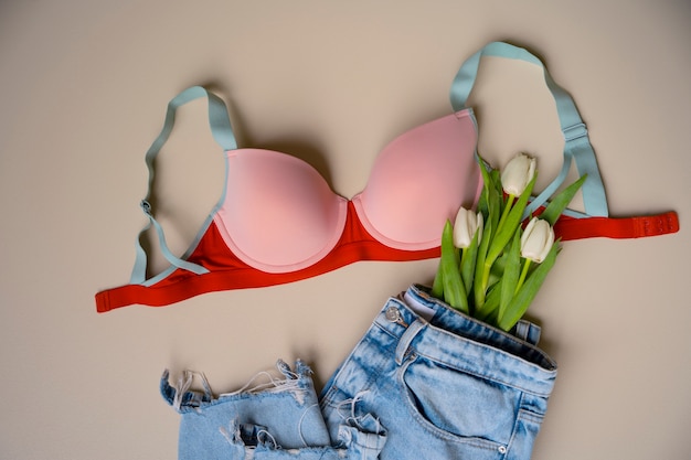 Foto gratuita natura morta della biancheria del reggiseno