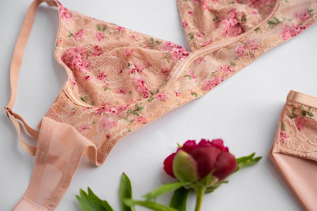 Foto gratuita natura morta della biancheria del reggiseno