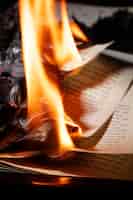 Foto gratuita natura morta di carta bruciata con fiamme