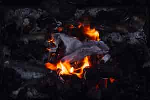 Foto gratuita natura morta di carta bruciata con fiamme