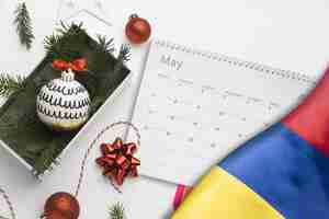 Free photo still life of christmas calendar with colombian flag