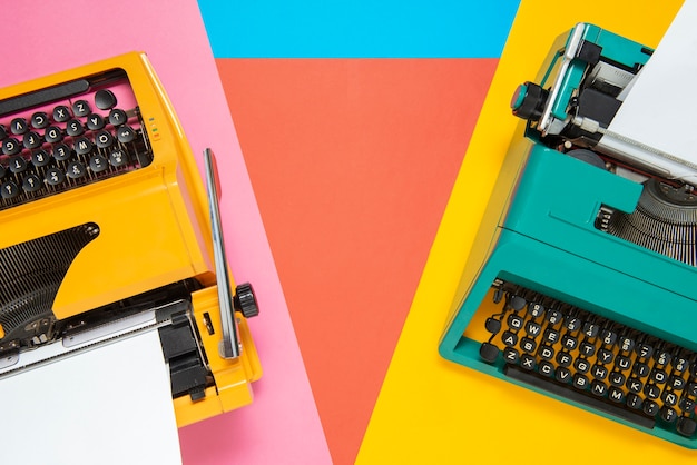 Натюрморт с красочной пишущей машинкой