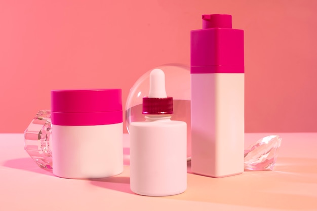 Foto gratuita still life di prodotti cosmetici