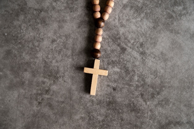 Free photo still life of crucifix with beads