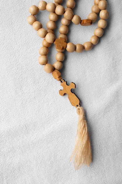 Free photo still life of crucifix with beads