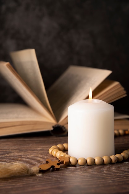 책과 촛불이 있는 십자가의 정물