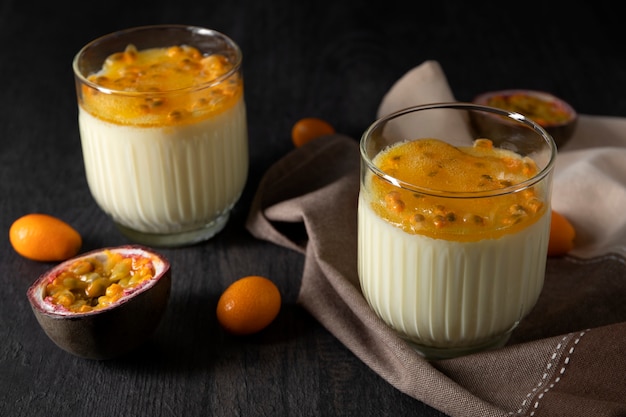 Foto gratuita natura morta di una tazza di dessert di acai brasiliano