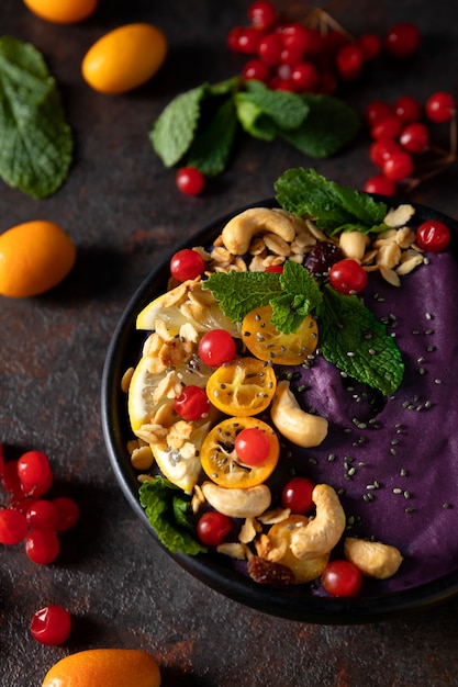 Foto gratuita natura morta di una tazza di dessert di acai brasiliano