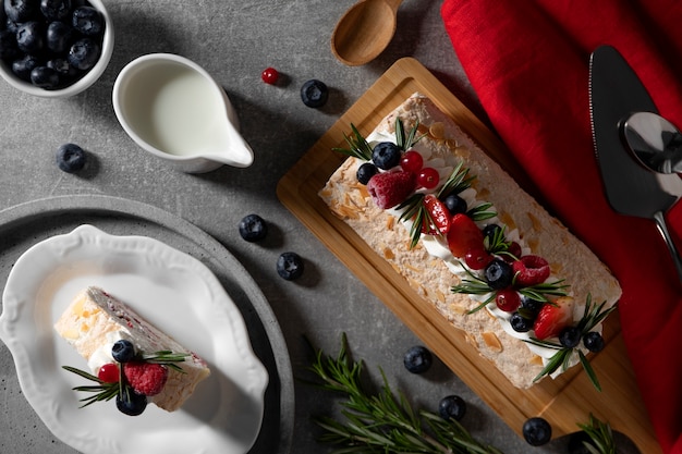 Foto gratuita natura morta di una tazza di dessert di acai brasiliano