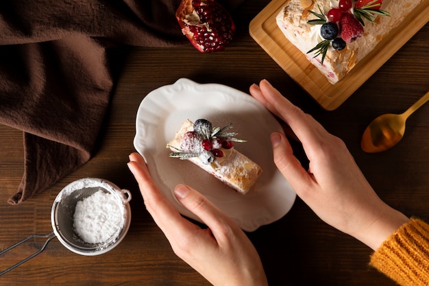 Foto gratuita natura morta di una tazza di dessert di acai brasiliano