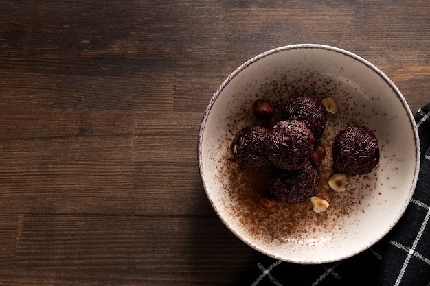 Foto gratuita natura morta di una tazza di dessert di acai brasiliano