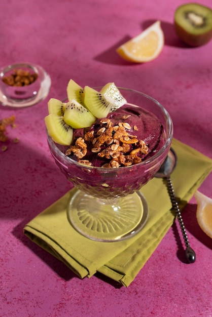 Foto gratuita natura morta di tazza di acai brasiliano dessert