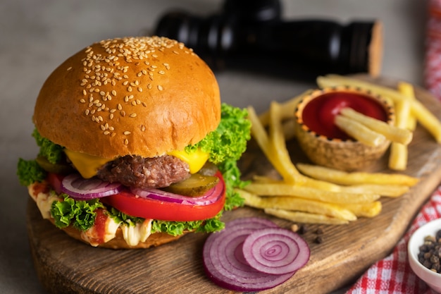 Foto gratuita natura morta di delizioso hamburger americano