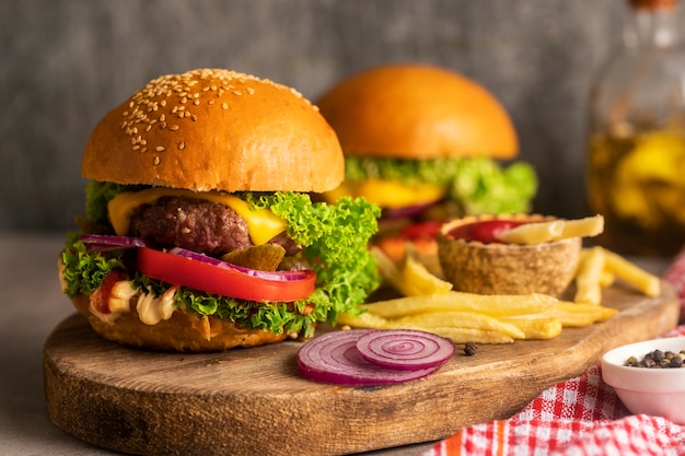 Foto gratuita natura morta di delizioso hamburger americano