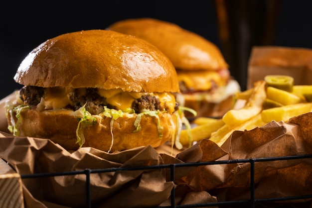 Foto gratuita natura morta di delizioso hamburger americano