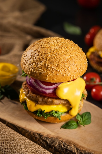 Foto gratuita natura morta di delizioso hamburger americano