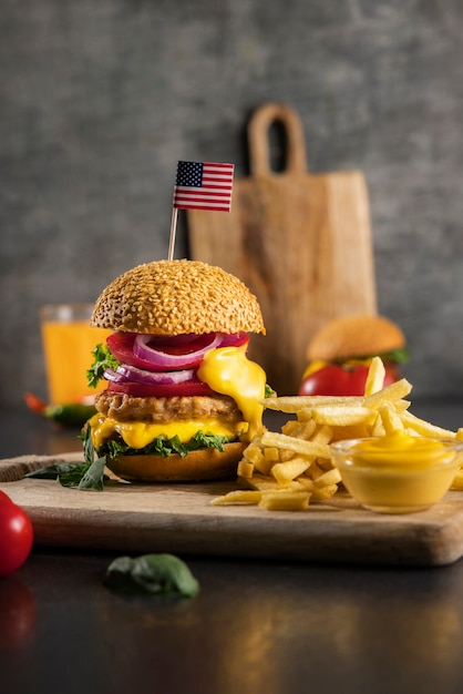 Foto gratuita natura morta di delizioso hamburger americano