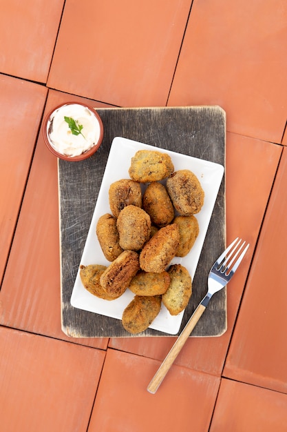 Foto gratuita composizione di crocchette fritte deliziose di natura morta