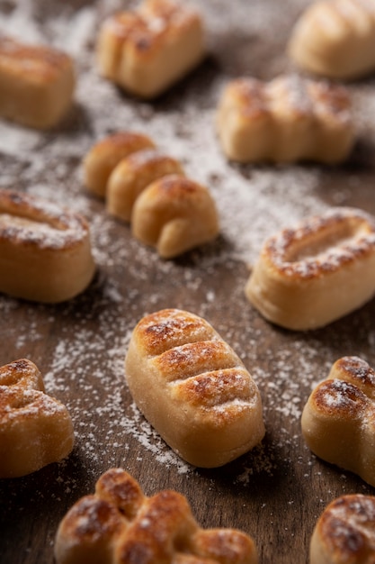 Foto gratuita natura morta di deliziosa pasticceria