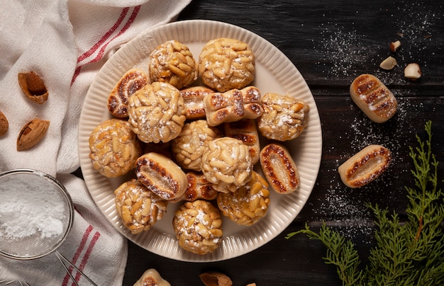 Foto gratuita natura morta di deliziosa pasticceria