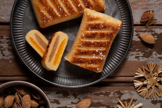 Foto gratuita natura morta di deliziosa pasticceria