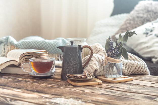 お茶と木製のテーブルの上の家のインテリアの静物の詳細
