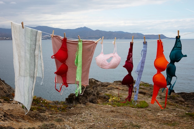 Natura morta di diversi tipi di reggiseni all'aperto