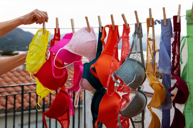 Foto gratuita natura morta di diversi tipi di reggiseni all'aperto