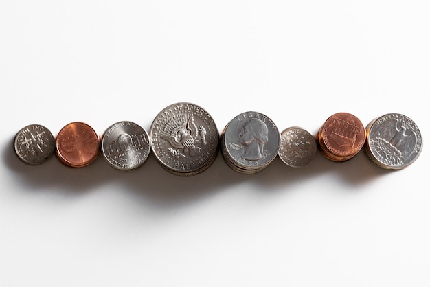 Foto gratuita natura morta di pile di monete da un dollaro