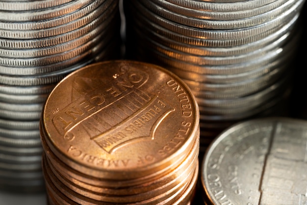 Foto gratuita natura morta di pile di monete da un dollaro