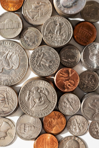 散在するドル硬貨の静物画