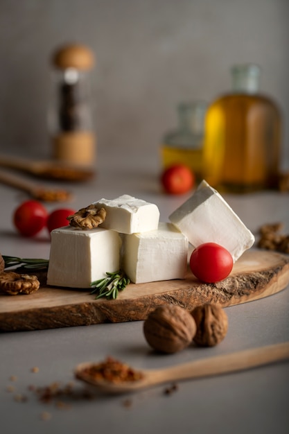 Foto gratuita natura morta di formaggio fresco