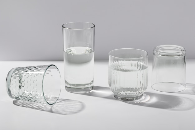 Foto gratuita natura morta di tazze di vetro