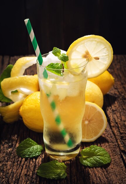 여름에 나무 테이블 다과 음료에 레모네이드 청량 음료 레몬 주스의 정물 유리