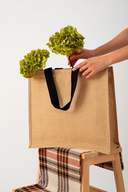 Foto gratuita natura morta di una borsa appesa