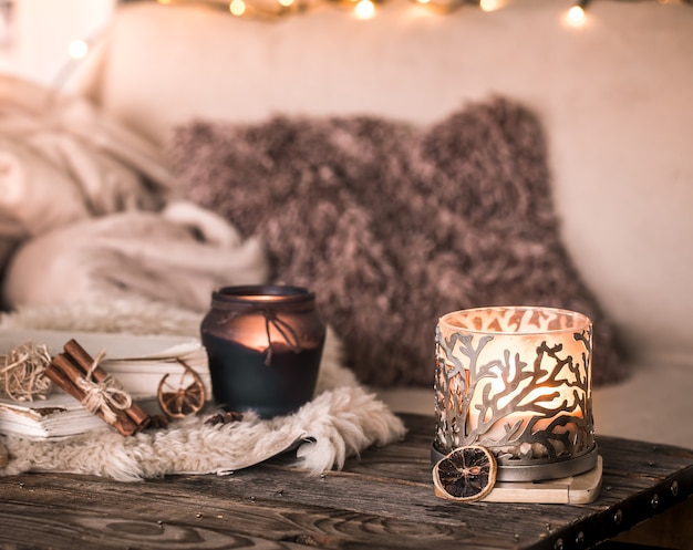 натюрморт с домашней атмосферой в интерьере со свечами на фоне уютного
