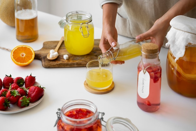 Foto gratuita natura morta della bottiglia di kombucha