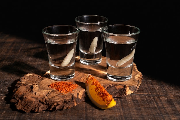 Foto gratuita natura morta di mezcal con verme maguey