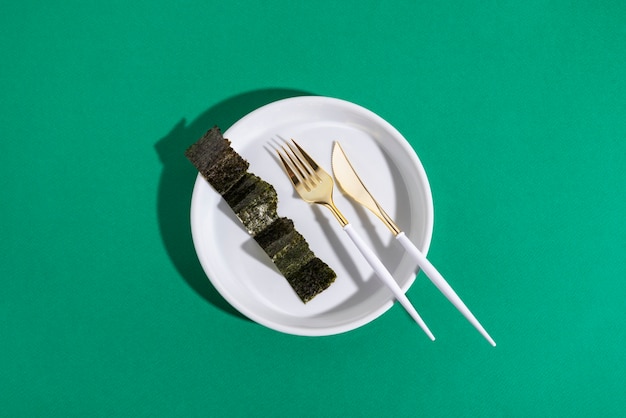 Бесплатное фото Натюрморт из водорослей и мха на тарелке