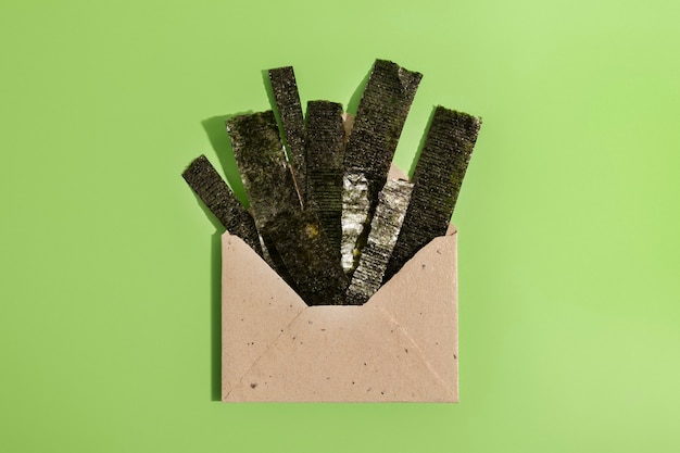 Бесплатное фото Натюрморт с водорослями в конверте