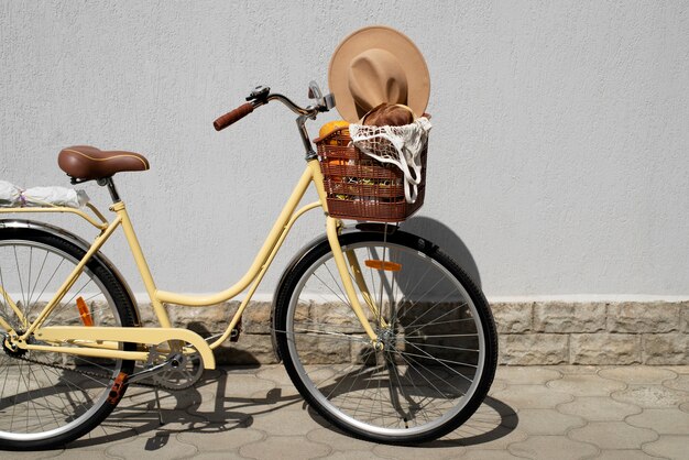 Бесплатное фото Натюрморт с велосипедной корзиной