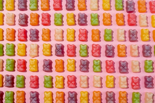 Бесплатное фото Натюрморт с разноцветными мармеладными мишками